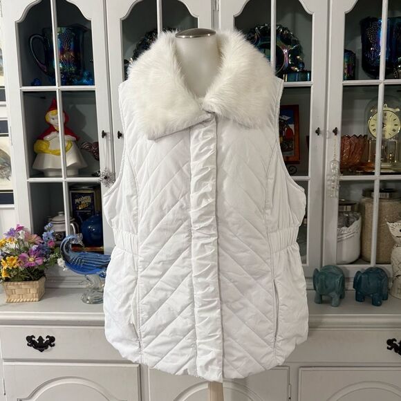 Dressbarn White Quilted Vest with Faux Fur Collar Size 18/20 - Picture 1 of 9
